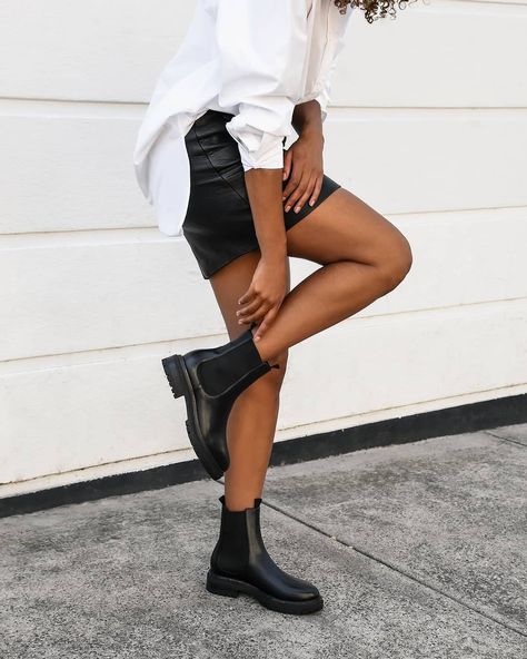 Jo Mercer on Instagram: “An everyday staple, BLOOM #JoMercer” Outfits With Black Ankle Boots, Flat Boots Outfit, Chelsea Boot Outfit, Black Flat Ankle Boots, Jo Mercer, Black Heeled Ankle Boots, Boots Fall Ankle, Black Boots Outfit, Flat Ankle Boots