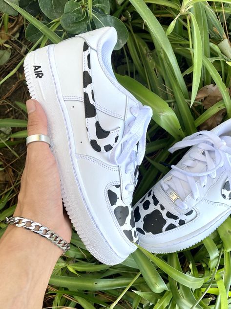 Painted Nikes, Custom Painted Shoes, Nike Air Force 1s, Nike Air Shoes, Cute Nike Shoes, Cute Nikes, Womens Tie, Painted Shoes, Shoe Print