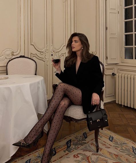 Books Imagination, Travelling Photos, Waldorf Aesthetic, Night Luxe, Classy Vibes, Parisian Outfit, Seductive Style, Attractive Clothing, Stockings Outfit