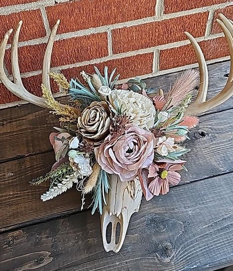 Deer Skull Flower Arrangements, Boho Deer Antlers Decor, Boho Deer Skull Wall Decor, Deer Antler Crafts Projects Diy, Decorated Bull Skull, Deer Antler Crafts Diy, Antler Crafts Diy, Antler Mount Ideas, Antler Christmas Decor