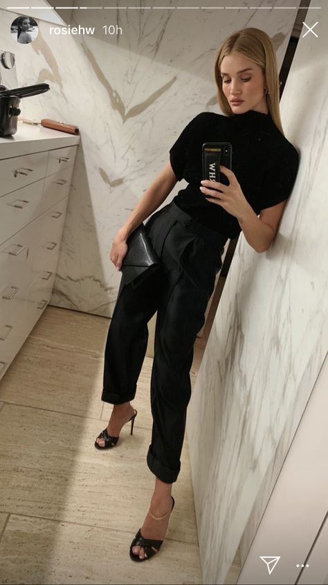 Rosie Huntington Whiteley Style, Minimalist Moda, Corporate Outfits, Looks Street Style, Rosie Huntington Whiteley, Looks Black, Outfit Look, Winter Trends, Sarah Jessica Parker