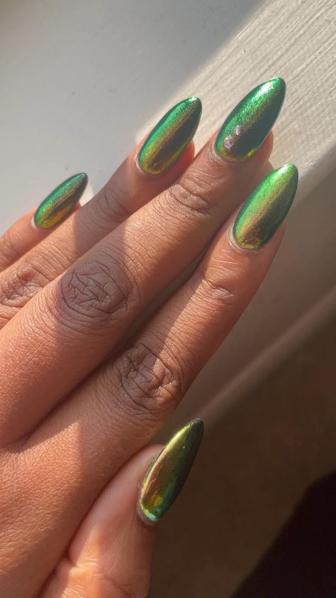 Green Holographic Nails, Summer Nails 2022 Almond, March Nails 2023, Green Metallic Nails, Metallic Green Nails, Chrome Green Nails, Chrome Acrylic Nails, Gel Chrome Nails, Nail Inspo Summer