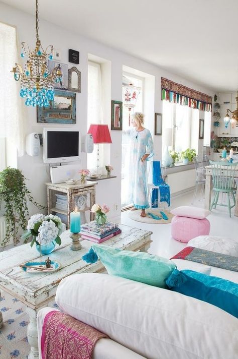 More boho than Shabby Chic and I love the clean strong lines of the room yet the soft hues are distinctly romantic! Ethnic Living Room, Indian House Design, Living Room Decor Indian, Boho Chic Living Room, Chic Room, House Of Turquoise, Boho Chic Bedroom, Stil Boho, Boho Deco