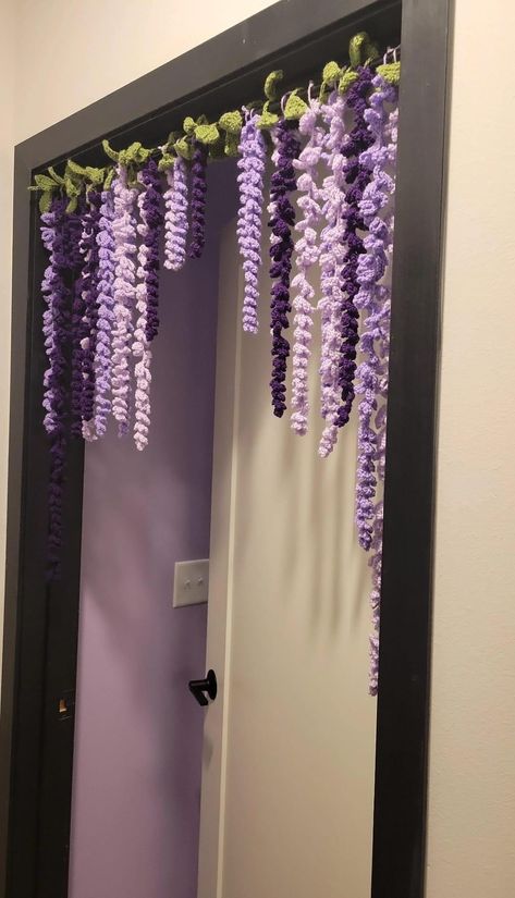 Mirror Hanging Crochet, Crochet Hanging Lavender, Crochet Hanging Wisteria, How To Crochet Wisteria, Crochet Vines, Black Room Ideas, Flower Room Decor, Crocheting Ideas, Voltron Klance