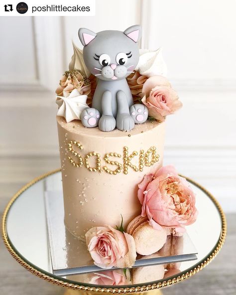 In love with this pretty and dreamy cake made by the wonderful @poshlittlecakes featuring my cat fondant topper 🐱💕 Cat Fondant, Dreamy Cake, Kitten Cake, Birthday Cake For Cat, Animal Cakes, Cat Cake, Fondant Toppers, Fondant Figures, Elegant Cakes