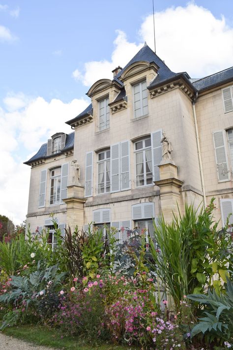 Château de Malmaison Garden – A 17th century mansion in the Île-de-France region of central France. It was purchased in 1799 by Joséphine and Napoléon Bonaparte who commissioned a complete renovation and redesign by architects Charles Percier and Pierre-François-Léonard Fontaine. Château de Malmaison served briefly one of France’s seats of governments at the beginning of the 19th century. Chateau De Malmaison, Palace Of Versailles, Louvre Museum, Tudor House, Iconic Landmarks, National Museum, 17th Century, Interior And Exterior, Garden Design