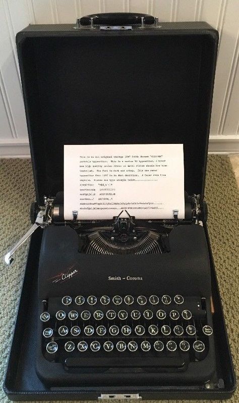 Author Dreams, Typewriter For Sale, Retro Typewriter, Retro Gadgets, Portable Typewriter, Series Black, Vintage Typewriters, Literature Art, Vintage Aesthetic