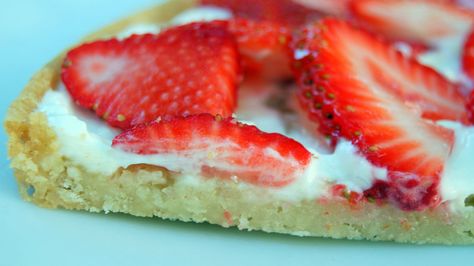 A cookie pizza is the ultimate summer dessert. Keep it light with creamy yogurt and fresh berries Strawberry Pizza, Easy Fruit Pizza, Pizza Sugar Cookie, Yummy Pizza, Fruit Pizza Sugar Cookie, Sugar Cookie Crust, Fruit Pizza Recipe, Cookie Pizza, Easy Summer Desserts