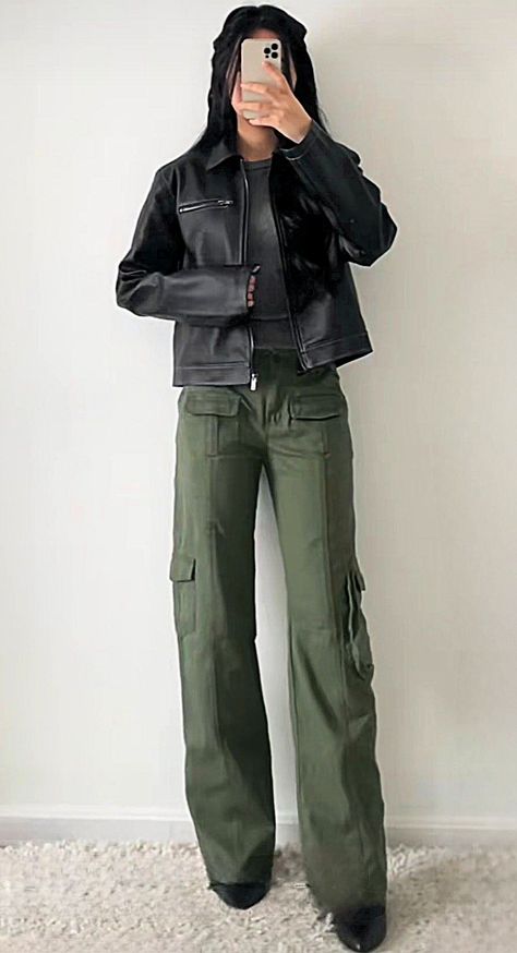 Modest Night Out Outfit, Fitsandbits Outfits, Cargo Pants Outfit Winter, Vintage Aesthetic Clothes, Green Cargo Pants Outfit, Winter Outfits Korean, Cargo Outfit, Olive Jeans, Winter Pants Outfit