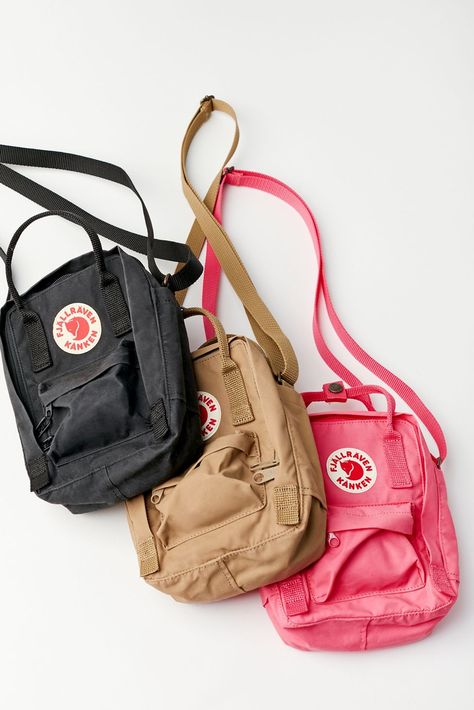 Kanken Sling Bag Outfit, Aesthetic Sling Bag, Kanken Sling Bag, Sling Bag Outfit, Kanken Sling, Small Bags Fashion, Mochila Fjallraven Kanken, Big Backpacks, Pretty Bags