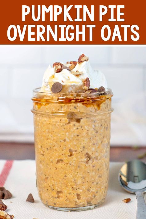 Pumpkin Pie Overnight Oats are made with oats, real pumpkin and protein powder! Packed with pumpkin pie flavors, fiber and protein for a healthy breakfast. Low Calorie Overnight Oats, Pumpkin Protein Shake, Filling Breakfast Recipes, Pumpkin Pie Overnight Oats, Oats Snacks, Pumpkin Overnight Oats, Pumpkin Pie Protein, Chia Overnight Oats, Protein Overnight Oats