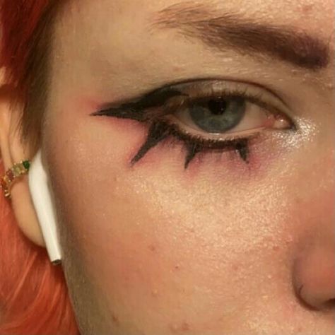 Down Turned Eyeliner, Star Makeup Look Eyeliner, Down Turned Eye Makeup, Down Turned Eyes, Doing Eyeliner, Alt Eyeliner, Eyeliner Art, Star Eyeliner, Funky Makeup