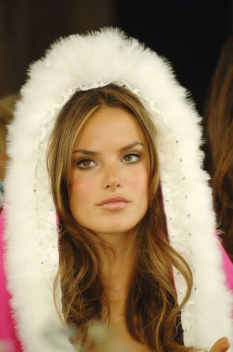 Photo de l'album Alessandra Ambrosio / 2005 VSFS - Backstage - Google Photos Alessandra Ambrosio Makeup, Alessandra Ambrosio Hair, Alexandra Ambrosio, Viktoria Secret, Victoria's Secret Aesthetic, Bombshell Makeup, Victoria Secret Model, Softgirl Aesthetic, Model Face