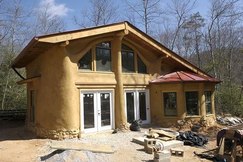 Earthaven Straw Bale House | When we went on the tour the ho… | Flickr Fire Proof House, Cob House Plans, Strawbale House, Straw Bale Building, Cob Homes, Spring Energy, Straw Bale Construction, Cob Building, Casa Hobbit