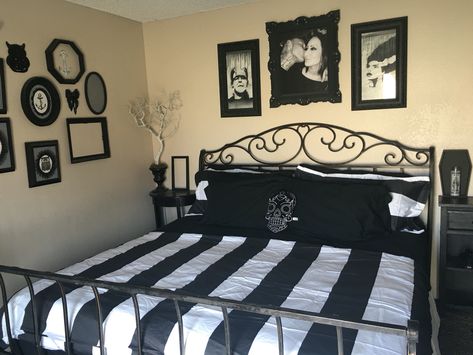 I loove this Gothic Room Decor Diy, Gothic Room Decor, Black And White Bedroom, Gothic Decor Bedroom, Gothic Room, Gothic Bedroom, Dark Home Decor, Goth Home Decor, Bohemian Bedroom Decor