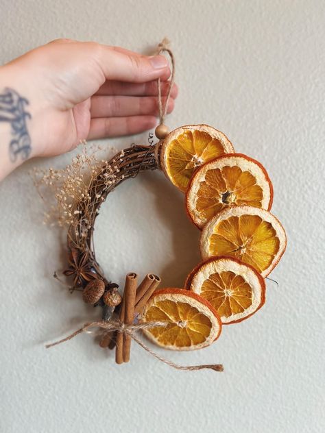 Dried Orange Slices Crafts, Christmas Dried Orange Wreath, Christmas Wreath Orange Slices, Wreath Dried Oranges, Orange Slice Decor Natural Christmas, Orange Wreaths For Front Door, Diy Orange Wreath, Star Anise Decorations, Pagan Tree Decorations