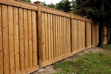 Types of the residential fence: Which is best for you? Board On Board Fence, Diy Backyard Fence, Fence Options, Wood Privacy Fence, Wood Fence Design, House Fence Design, Privacy Fence Designs, Types Of Fences, Fence Styles