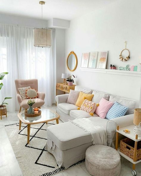 College Apartment Decor, Living Room Decor Inspiration, Pink Living Room, Style Deco, Home Design Living Room, Apartment Decor Inspiration, Decor Home Living Room, Apartment Inspiration, Living Room Decor Apartment