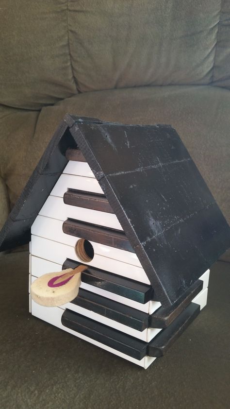 Birdhouse made with piano keys, a hammer perch, and soundboard roof from a 1914 Kurtzmann piano, 2017. Piano Hammers, Piano Crafts, Key Crafts, Piano Decor, Piano Parts, Piano Art, Old Pianos, Piano Key, Music Crafts