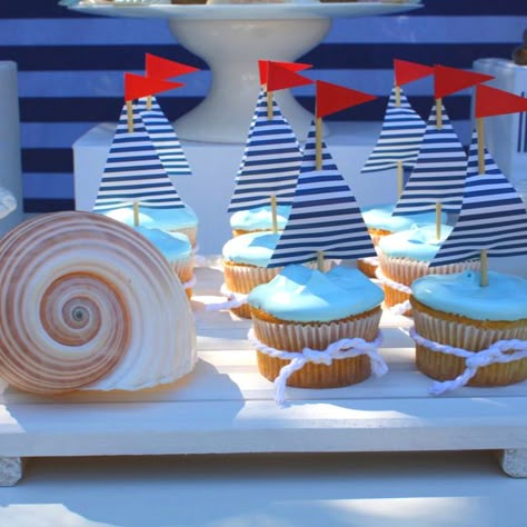 Sailboat cupcakes! @Brittney Anderson Varner I may ask you to make these (the cupcakes; I can do the sails) yay Sailboat Cupcakes, Deco Theme Marin, Nautical Cupcake, Dessert Table Birthday, Nautical Birthday Party, Nautical Cake, Nautical Themed Party, Nautical Birthday, Boy Baby Shower Ideas