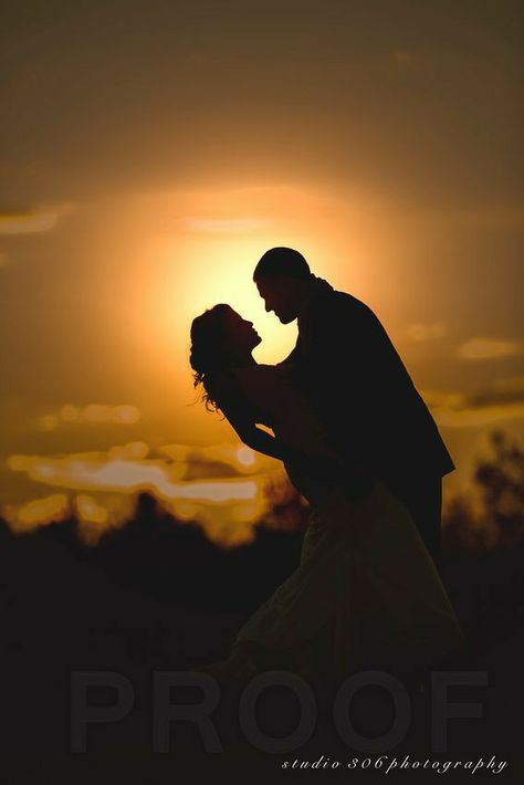 Sunset Wedding Photos, Photos Sunset, Pre Wedding Photoshoot Outdoor, Pre Wedding Poses, Beach Wedding Photography, Beach Wedding Photos, Sunset Wedding, Wedding Beach, Wedding Photos Poses