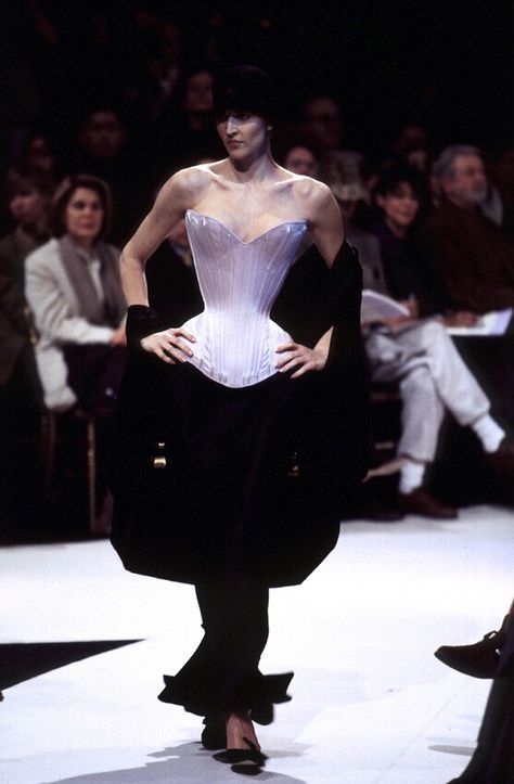 #Givenchy #Spring1996Couture #Fashionshow #Supermodels90s Givenchy Couture, Givenchy Dress, Runway Gowns, Models 90s, Collection Couture, Fashion D, Spring Couture, Vogue Runway, John Galliano