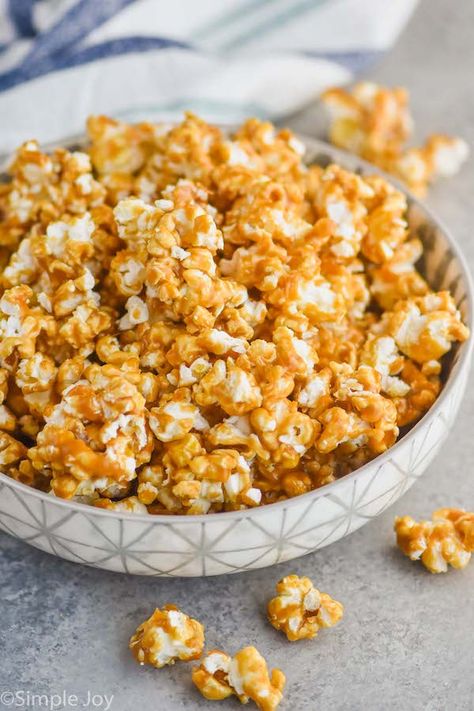 Caramel Corn is an easy treat that your whole family will love! Made with simple ingredients, this recipe is a winner! Caramel Corn Recipe, Homemade Caramel Corn, Caramel Corn Recipes, Tuscan Chicken Pasta, Party Punch Recipes, Sweet Popcorn, No Bake Energy Bites, Easy Treat, Corn Recipe