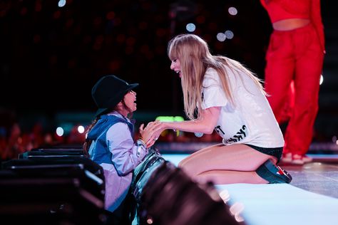 Taylor Swift on X: "After years of wanting to play in Mexico City, just got to play 4 of the most unforgettable shows for the most beautiful and generous fans. Feeling so grateful for the memories we’re making together on this tour 🥹 TE AMO. 🇲🇽 📷: @hvivas24 @GettyImages https://t.co/swy0jBIqdT" / X Taylor Swift Biography, Play 4, Estilo Taylor Swift, Stadium Tour, Taylor Swift Red, Red Taylor, Taylor Swift Fan, Taylor Swift 13, Taylor Swift Pictures