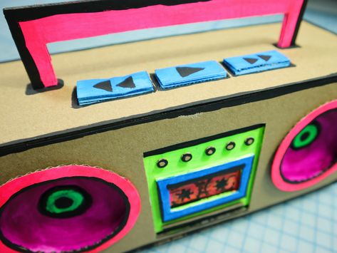 Diy Boombox Projects, Boom Box Diy, Boombox Art, Diy Boombox, Cardboard Play, 80s Birthday Parties, Carton Diy, Valentine Card Box, Dog Gadgets