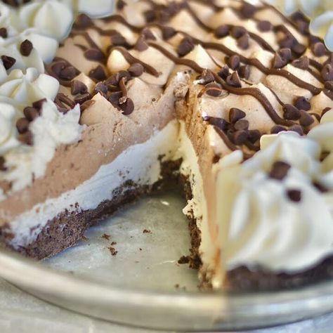 Hershey's Chocolate Cream Pie - Sweet Girl Treats Hersheys Cream Pie, Hershey Cream Pie Recipe, Homemade Hershey Pie, Hershey Chocolate Pie Recipe, Desert Pie, Hershey Chocolate Pie, Custard Pies, No Bake Pie, Chocolate Cream Pie Recipe