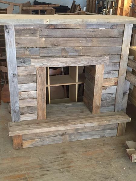 Diy Pallet Fireplace, Electric Fireplace Surround Diy, Fake Fireplace For Christmas, Fake Fireplace Diy, Fake Fireplaces, Fireplace Faux, Pallet Fireplace, Holiday Fireplace Decor, Upstairs Ideas