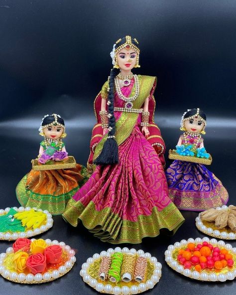 Baby shower dolls Sreemantham Decoration Dolls, Seemantham Plates, Indian Baby Shower Decorations, Coconut Decoration, Indian Baby Showers, Indian Diamond Jewellery, Plate Decoration, Doll Decoration, Miniature Plates