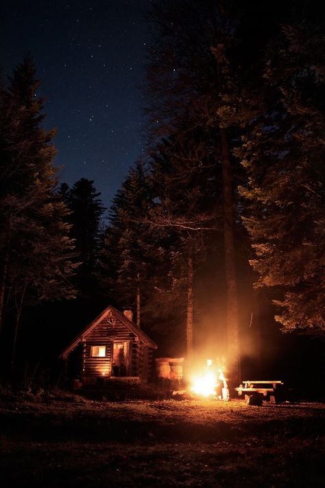 Campfire Aesthetic, Little Cabin In The Woods, A Cabin In The Woods, Cabin Aesthetic, Forest Cabin, Camping Aesthetic, Cozy Cabins, Night Forest, Cabins And Cottages