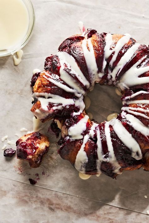 Blueberry Monkey Bread, Breakfast Potluck, Thanksgiving Breakfast, Breakfast Bread Recipes, Cream Cheese Glaze, Blueberry Sauce, Cinnamon Bread, Monkey Bread, Savory Breakfast