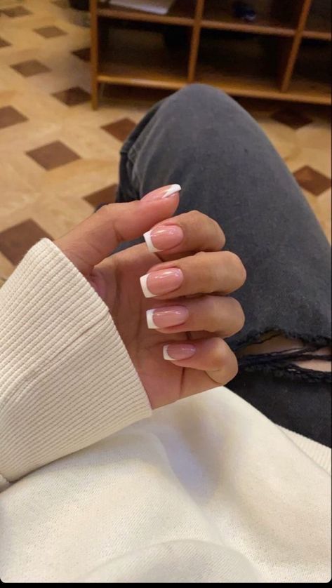 Naglar French Tip, Shelak Nails, Square Acrylic Nails Classy, Nail Art Court, Short Square French Tip Acrylic Nails, French Tip Acrylic Nails Short, Acrylic Nails Short Square, Trendy Nails 2022, Acrylic Nails Short