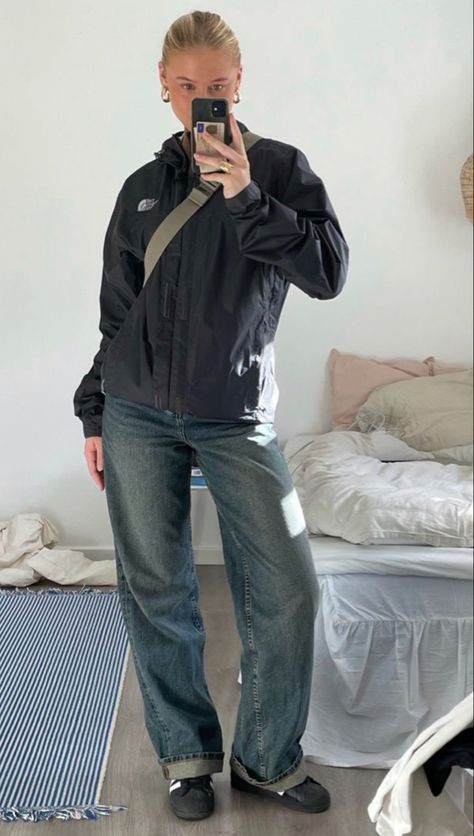 The North face jacket dark denim adidas Cph Style Winter, The North Face Outfit, North Face Jacket Outfit, Danielle Haim, Gorpcore Winter, Scandinavian Outfit, Windbreaker Outfit, North Face Outfits, Raincoat Outfit