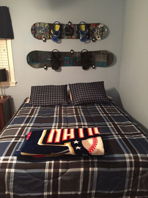 Snowboard Room, Snowboard Bedroom, Hypebeast Apartment, Bunk Beds For Boys Room, Skateboard Room, Snowboard Art, Mens Room Decor, Beach Wall Murals, Record Room