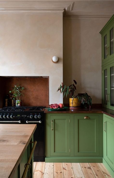 Kitchen colour ideas - green and dark wood Classic English Kitchen, Lime Wash Walls, Devol Kitchens, Washing Walls, London Kitchen, English Kitchens, Green Cabinets, Shaker Kitchen, Classic Kitchens