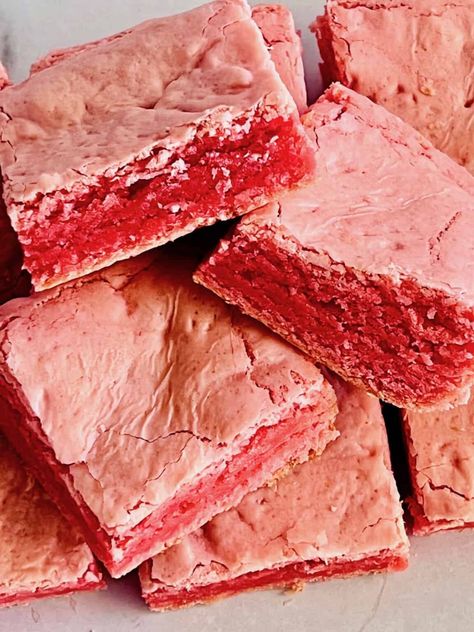 Strawberry Brownies - The Short Order Cook Blue Brownies, Pink Brownies, Barbie Party Food, Cake Mix Brownies, Raspberry No Bake Cheesecake, Pink Treats, Strawberry Brownies, Pink Desserts, Raspberry Cookies