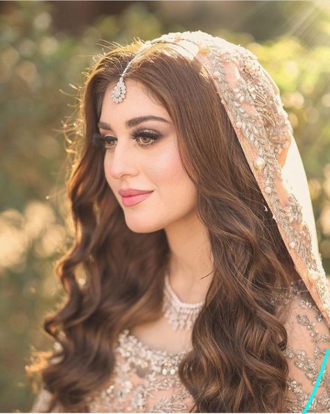 Pakistani Bridal Open Hairstyles, Pakistani Bride Open Hairstyle, Open Hair Bridal Look, Walima Bride Hairstyles, Walima Hairstyles Brides, Wedd Hairstyles, Nikkah Hair, Pakistani Bride Hairstyle, Walima Makeup