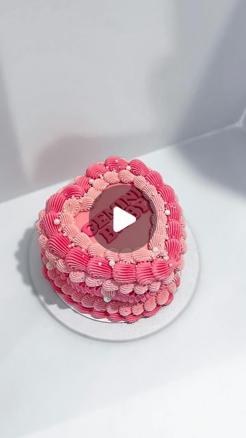 Jillian Vinion on Instagram: "This has become my absolute favorite way to pipe borders for vintage heart and circle cakes💕🫶🏻
.
So, in keeping with our piping tip series, I thought I’d show how to pipe borders with a variety of piping tips! When it comes to ease, I always recommend starting with @wiltoncakes 1M piping tip - it is the easiest to use and gives the most beautiful borders every. Single. Time! It also is really forgiving - so if you make a mistake, the ruffle-y tip will hide it without having to start over! 2D is another tip that will give you the illusion of ruffles without having to put much effort into it. Though, my personal most used for cake borders (and cupcakes!) will always be 6B and 4B - I love how multidimensional they are! My other favorite (and the most underrate 1m Piping Tip, Icing Types, Piping Roses, Circle Cake, Piping Tip, Beautiful Borders, Cake Borders, Decorating 101, Wedding Cakes With Cupcakes