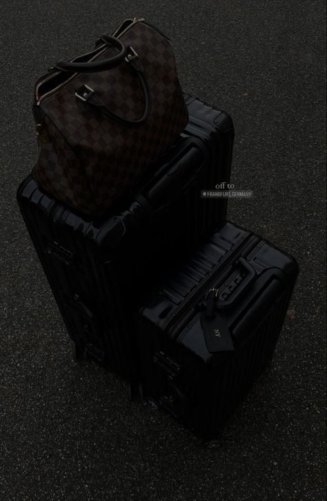 Suitcase Aesthetic, Black Suitcase, Suitcase Bag, Fly With Me, Airport Outfit, Bags Travel, Personal Marketing, Suitcases, Cool Suits