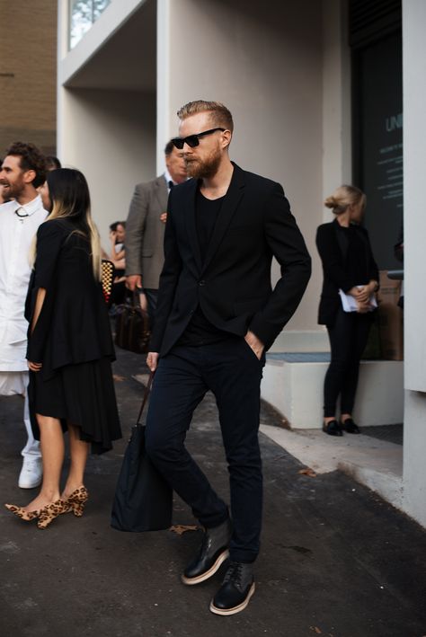 Nice style all in black Black Blazer Men, A Man In A Suit, Man In A Suit, Man In Black, Looks Black, Black Suit, Men Street, All Black Outfit, Mode Inspo