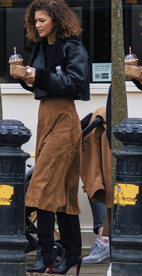 Zendaya Winter Outfits, Zendaya Outfits Casual, 2025 Fashion Trends Forecast Women, Zendaya Style Street, Zendaya 2023, Theater Outfit, Zendaya Street Style, Mode Zendaya, Pnw Style