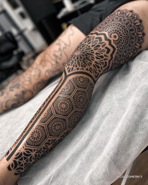 4.5 days back-to-back to complete this leg sleeve, with a bit of peeling noticeable as the first day is already well into the healing…” • Mai 26, 2022 um 7:37 UT Geometric Tattoo Leg Sleeve, Mandala Tattoo Leg, Geometric Tattoo Hand, Geometric Tattoo Leg, Leg Band Tattoos, Fibonacci Tattoo, Geometric Tattoo Sleeve Designs, Sunflower Tattoo Sleeve, Geometric Mandala Tattoo