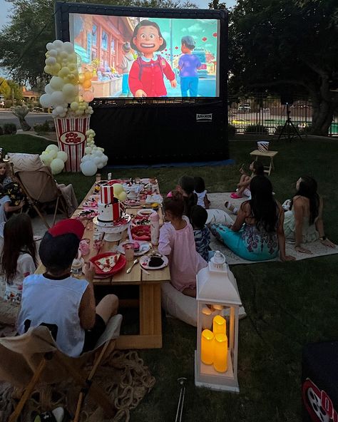 9 Easy Tips to Host an Epic Outdoor Movie Party! – RB Italia Blog Inflatable Movie Night, Backyard Drive In Movie Party, Movie Night Birthday Party Ideas Sleepover, Inflatable Movie Screen Party, Outdoor Movie Set Up, Kids Outdoor Movie Night Party, Backyard Movie Birthday Party, Outdoor Movie Seating Ideas, Outdoor Movie Seating