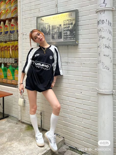 Jersey Ootd Women, Korean Jersey Outfit, Jersey Outfit Ideas For Women, Blockcore Girl Outfit, Jersey Outfit Korean, Umbro Outfit, Hiphop Outfit Women Street Style, Blockcore Outfit, Jersey Outfit Aesthetic