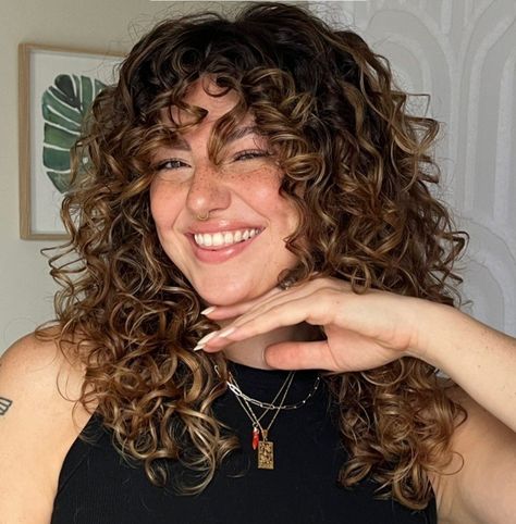 Bob Haircuts Brunette, Short Curly Hair Color Ideas Highlights, Haircuts Brunette, Curly Curtain Bangs, Curtain Bangs Curly Hair, Natural Curly Hair Cuts, Highlights Curly Hair, Curly Hair Photos, Choppy Bob Hairstyles