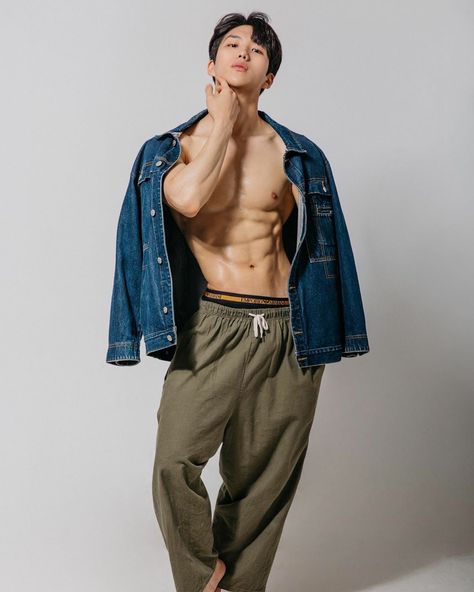 Male Turn Around Reference, Kpop Men Photoshoot, Male Pinup Pose Reference, Men Sitting Poses, Standing Poses Male, Male Full Body Poses, Male Pose Reference Standing, Male Pinup, Pinup Poses