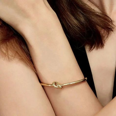 📍OPEN KNOT CUFF BANGLE BRACELETS 😍💗💫 👉🏻To order through 📌the websit:https://www.jewelglamour.com/collections/bracelets/products/open-knot-cuff-bangle-bracelets 📌 For more info WhatsApp: +44 7460 779657 📌Facebook: https://www.facebook.com/profile.php?id=61556939033801 📌 Instagram : https://www.instagram.com/official.jewelglamour/ #jewelry #jewellery #jewelrylover #jewellerylover Gold Bracelet Simple, Knot Bangle, Open Bangle Bracelet, Open Bangle, Cuff Bangle Bracelet, Gold Bangles Design, Hand Model, Bangle Designs, Cuff Bangles